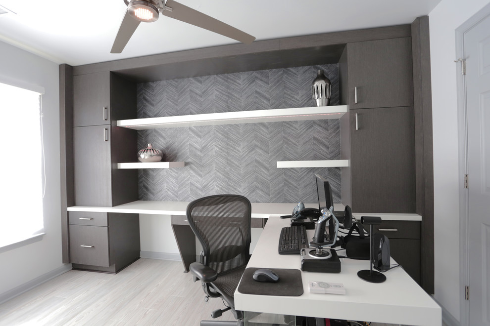 Exempel på ett mellanstort modernt arbetsrum, med grå väggar, laminatgolv, ett inbyggt skrivbord och grått golv