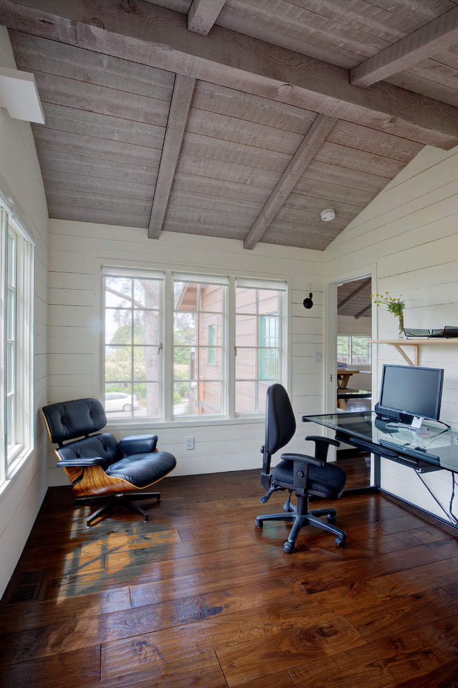 サンフランシスコにある高級な小さなエクレクティックスタイルのおしゃれな書斎 (白い壁、無垢フローリング、暖炉なし、自立型机、茶色い床) の写真