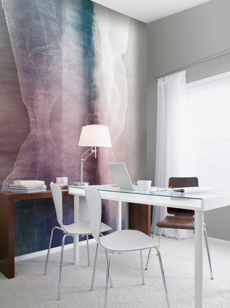 Idée de décoration pour un bureau minimaliste avec moquette, un bureau indépendant et un mur multicolore.