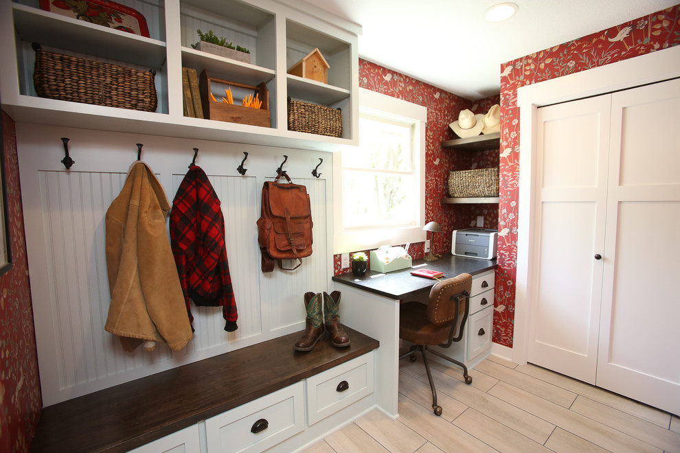 ミネアポリスにあるお手頃価格の小さなカントリー風のおしゃれなホームオフィス・書斎 (赤い壁、セラミックタイルの床、造り付け机) の写真