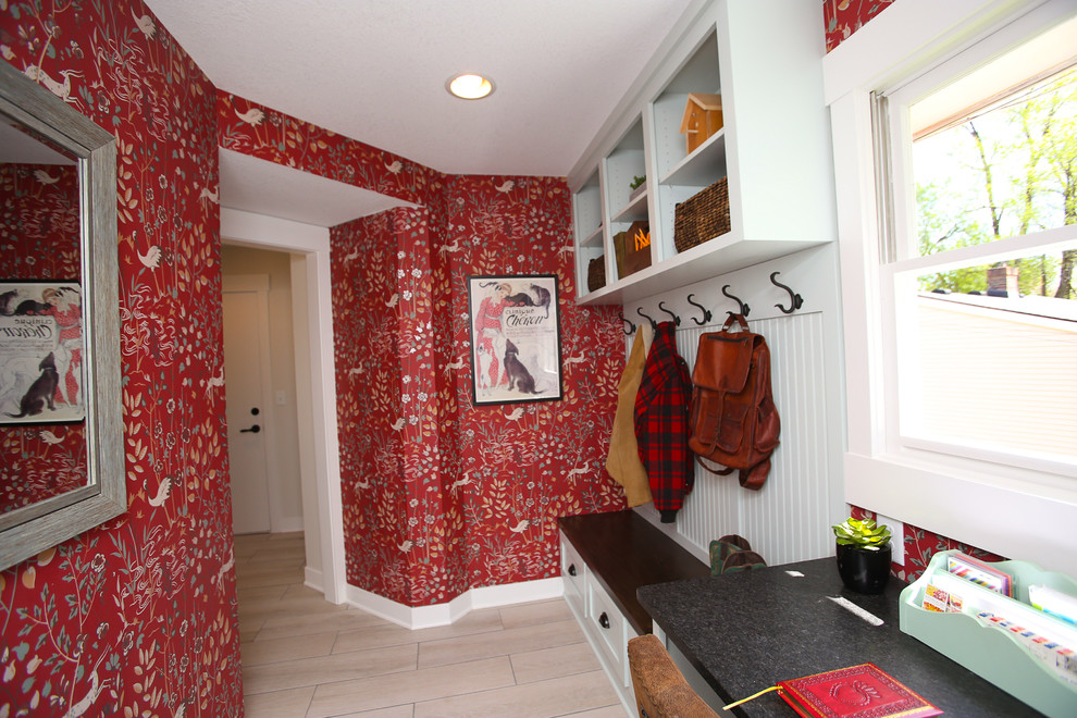 Foto di un piccolo studio country con pareti rosse, pavimento con piastrelle in ceramica e scrivania incassata