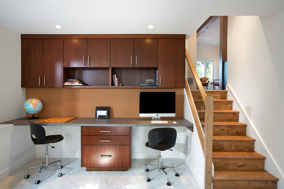 Свежая идея для дизайна: рабочее место в стиле ретро с встроенным рабочим столом, белыми стенами и ковровым покрытием - отличное фото интерьера