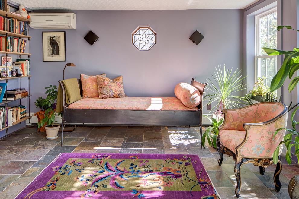 Foto på ett arbetsrum, med lila väggar och flerfärgat golv