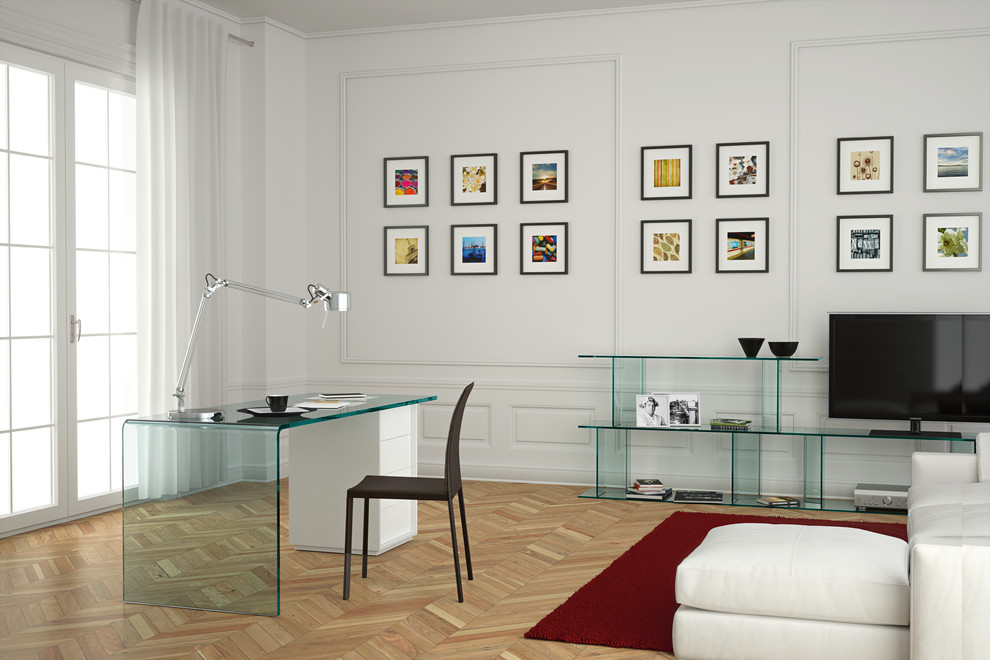 Idee per un grande ufficio design con pareti bianche, pavimento in legno massello medio, scrivania autoportante e pavimento marrone