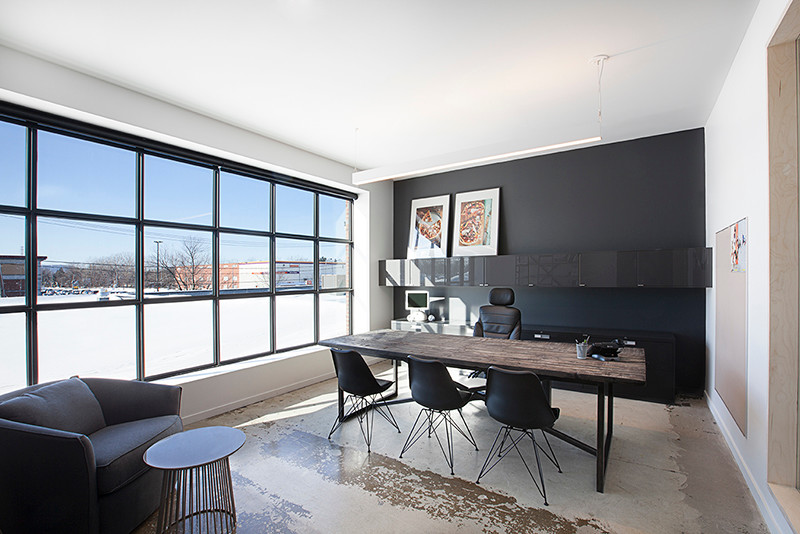 Идея дизайна: большой кабинет в стиле модернизм с черными стенами, бетонным полом и отдельно стоящим рабочим столом