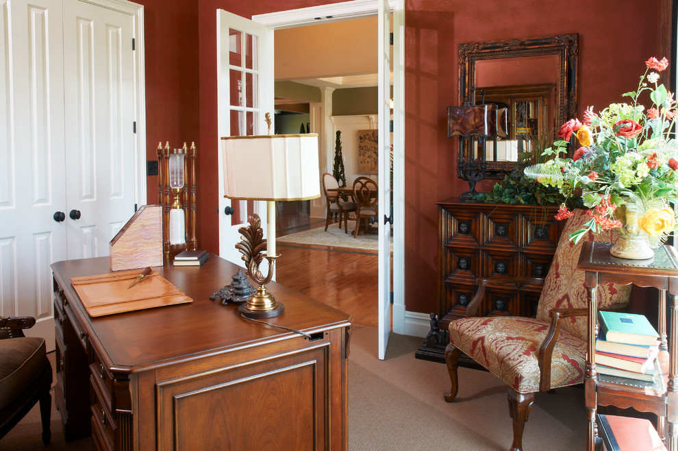 Idéer för ett mellanstort klassiskt hemmabibliotek, med röda väggar, heltäckningsmatta och ett fristående skrivbord