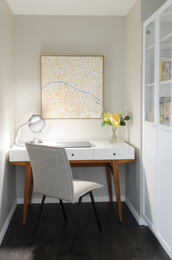 Kleines Modernes Arbeitszimmer mit Arbeitsplatz, beiger Wandfarbe, dunklem Holzboden und freistehendem Schreibtisch in Vancouver