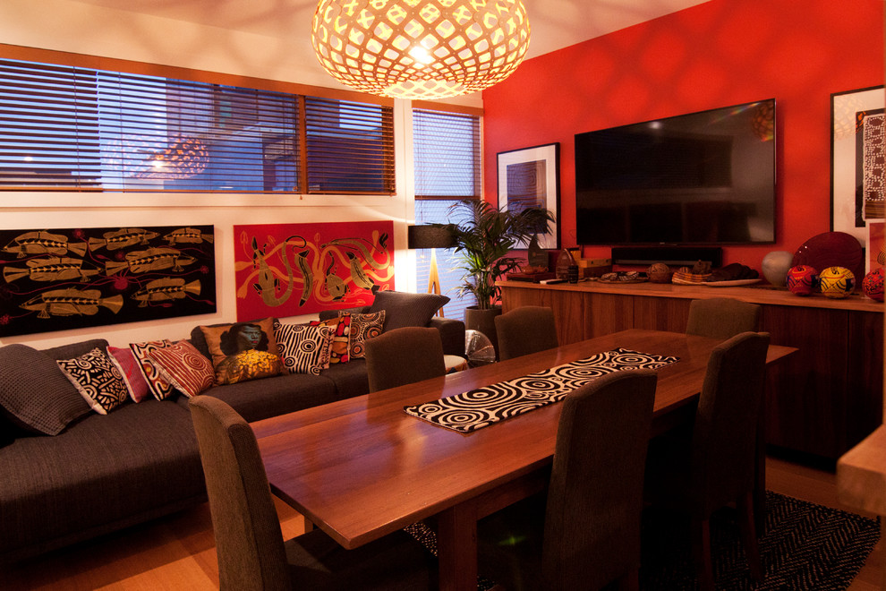 Eklektisk inredning av ett mellanstort hemmastudio, med ett fristående skrivbord och röda väggar