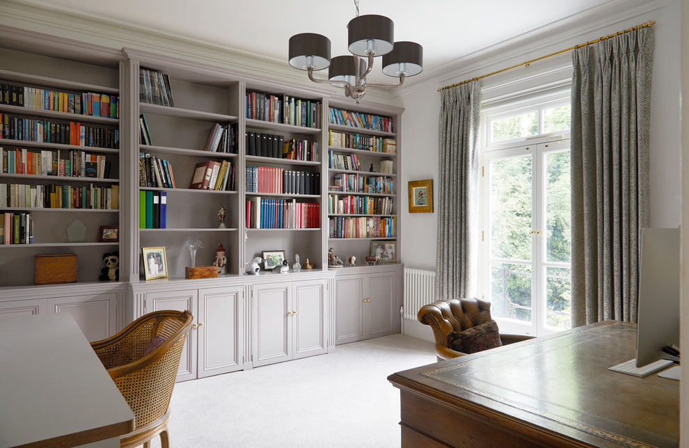 Idéer för att renovera ett vintage arbetsrum, med vita väggar, heltäckningsmatta, ett fristående skrivbord och grått golv