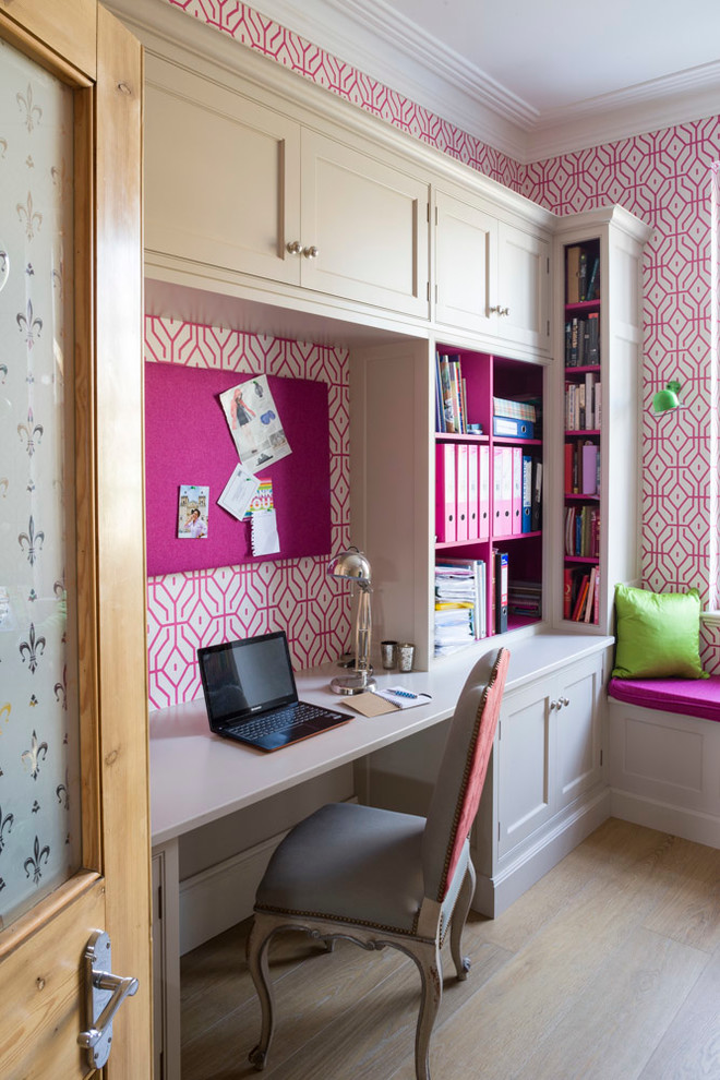 Kleines Klassisches Arbeitszimmer ohne Kamin mit rosa Wandfarbe, braunem Holzboden, Einbau-Schreibtisch und Arbeitsplatz in Dorset
