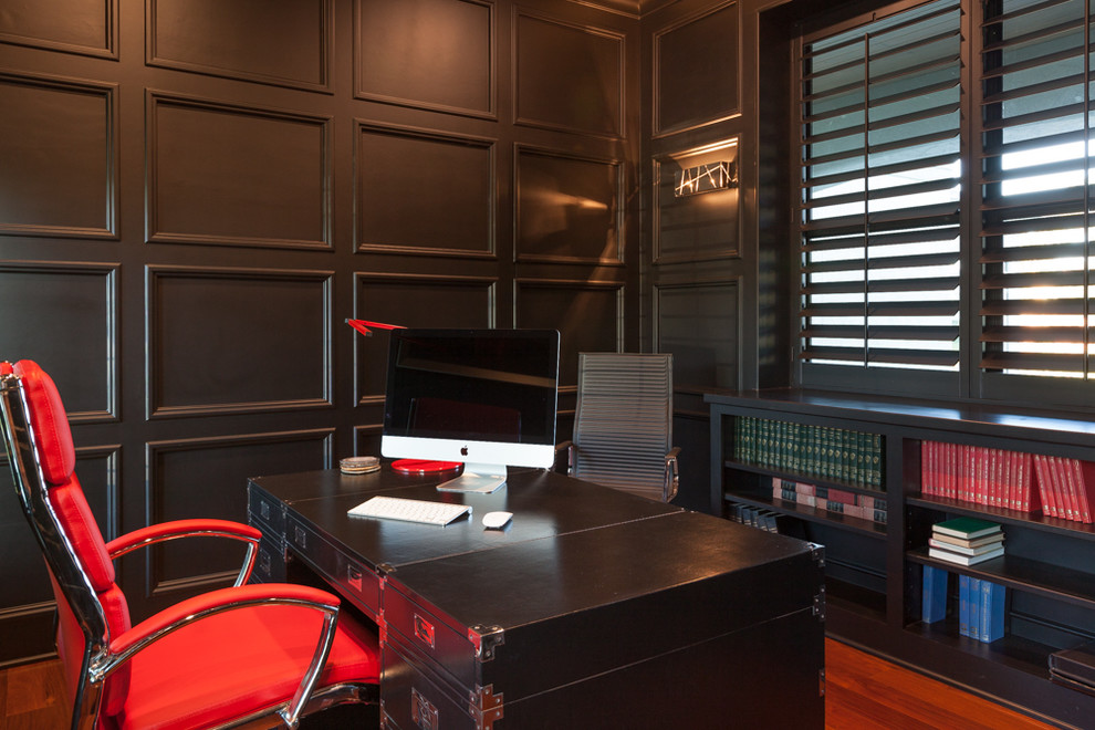 Foto di uno studio classico con pareti nere, pavimento in legno massello medio e scrivania autoportante