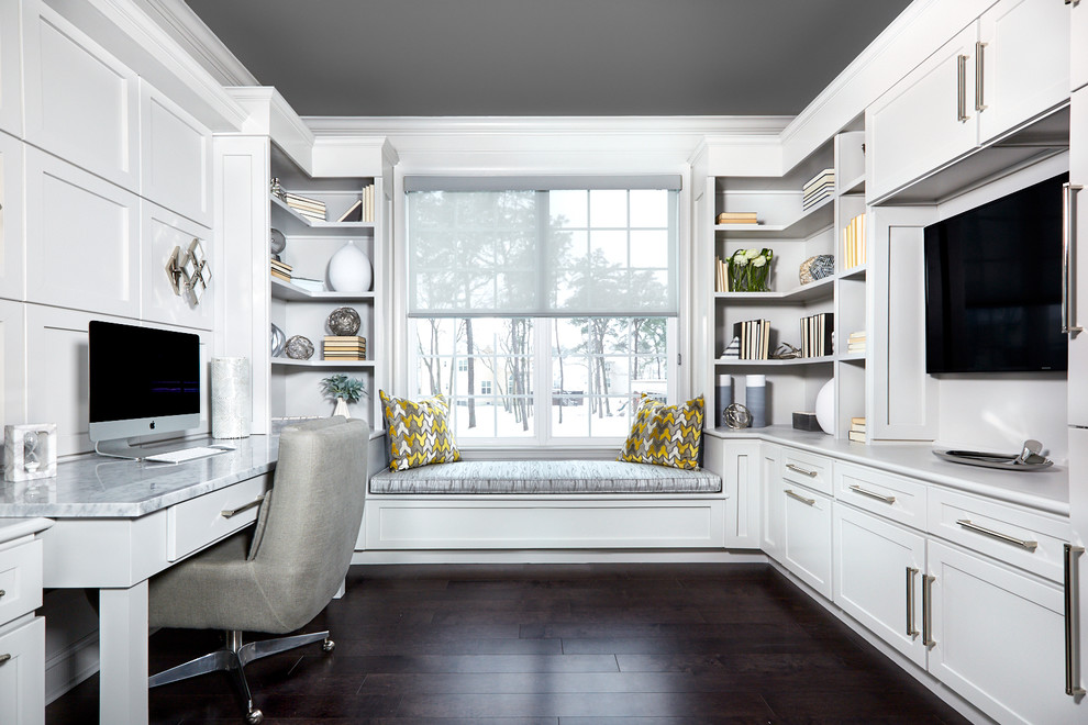 フィラデルフィアにあるラグジュアリーなトランジショナルスタイルのおしゃれな書斎 (白い壁、濃色無垢フローリング、暖炉なし、造り付け机、茶色い床) の写真