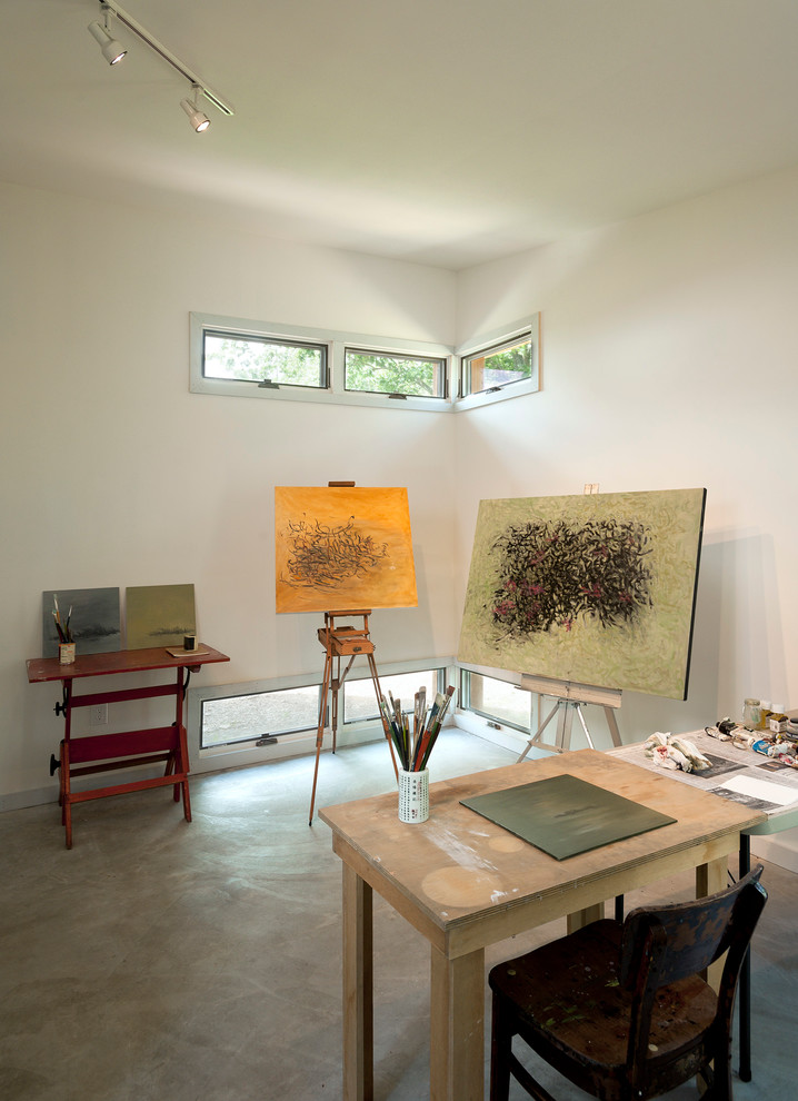 Idéer för små funkis hemmastudior, med betonggolv, vita väggar, ett fristående skrivbord och grått golv