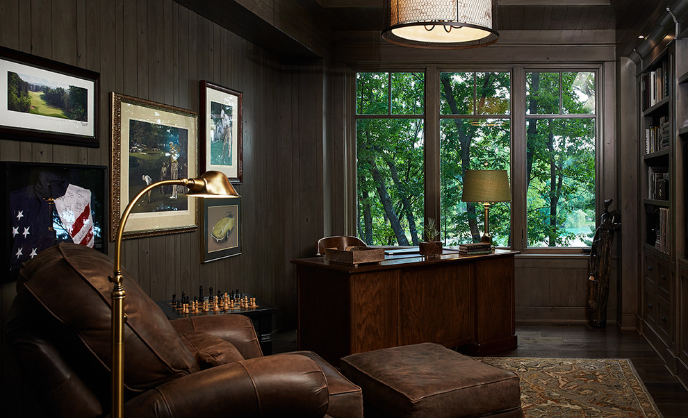 Diseño de despacho contemporáneo con paredes marrones, suelo de madera oscura, escritorio independiente y suelo marrón
