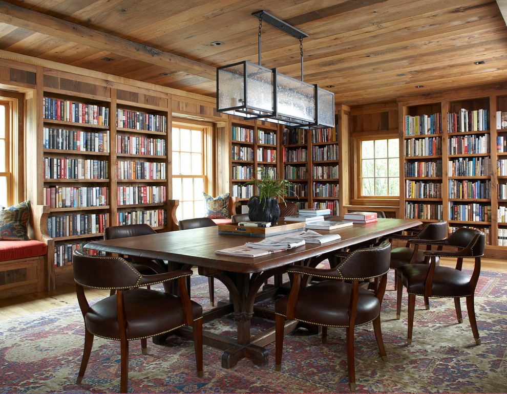 Idéer för ett lantligt arbetsrum, med ett bibliotek, bruna väggar, mellanmörkt trägolv och ett fristående skrivbord