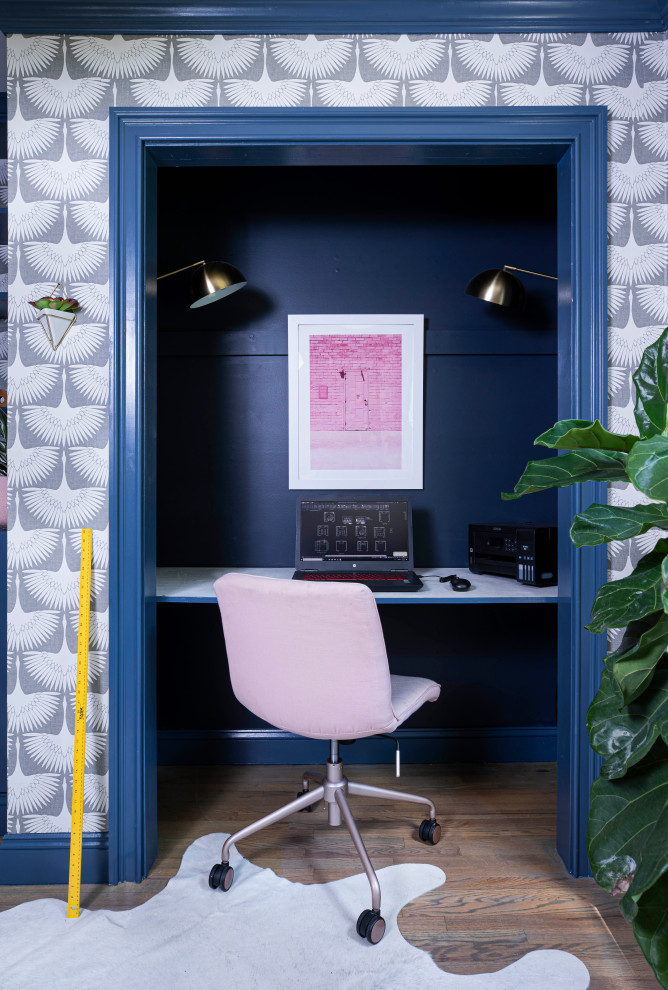 Foto de despacho campestre pequeño sin chimenea con escritorio empotrado, suelo marrón, paredes multicolor y suelo de madera oscura