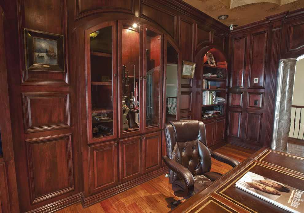Design ideas for a traditional home office in Little Rock.