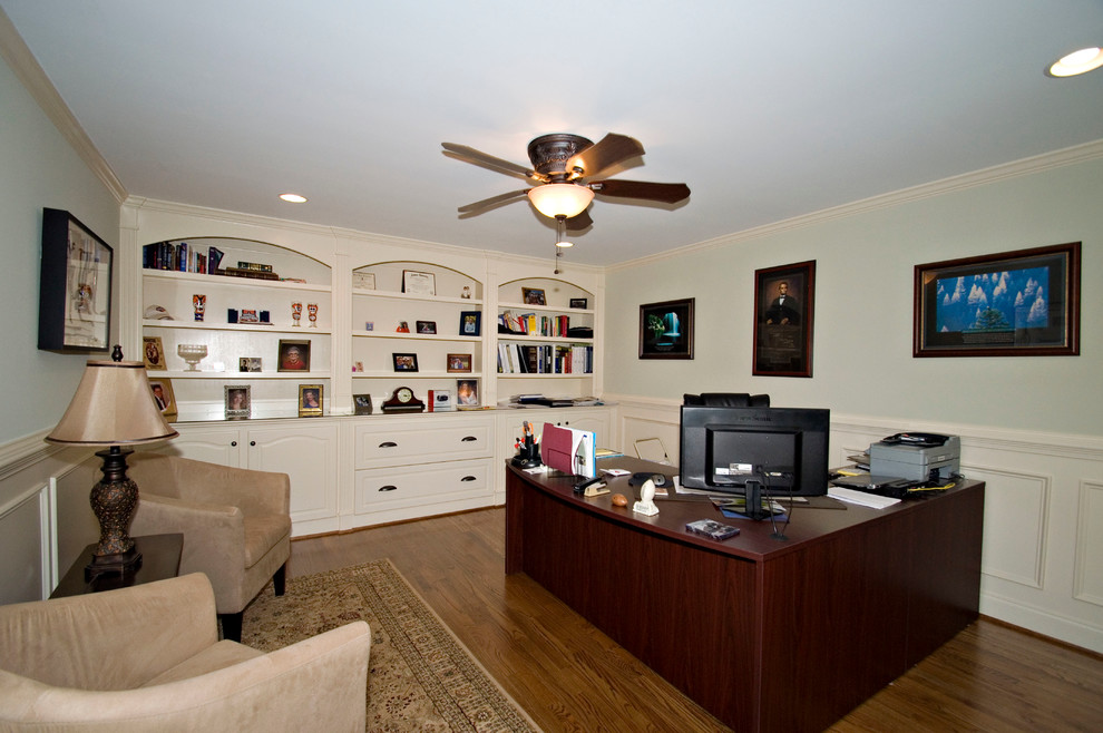 Idées déco pour un bureau classique de taille moyenne avec un mur vert, un sol en bois brun et un bureau intégré.
