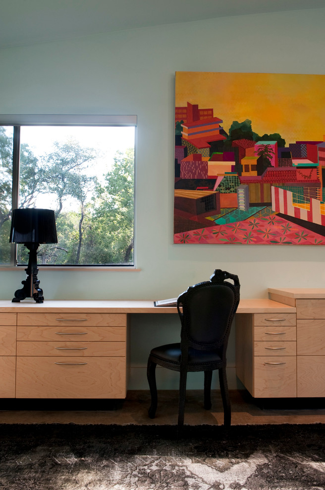 Mittelgroßes Modernes Arbeitszimmer mit Arbeitsplatz, blauer Wandfarbe, Betonboden und Einbau-Schreibtisch in Austin