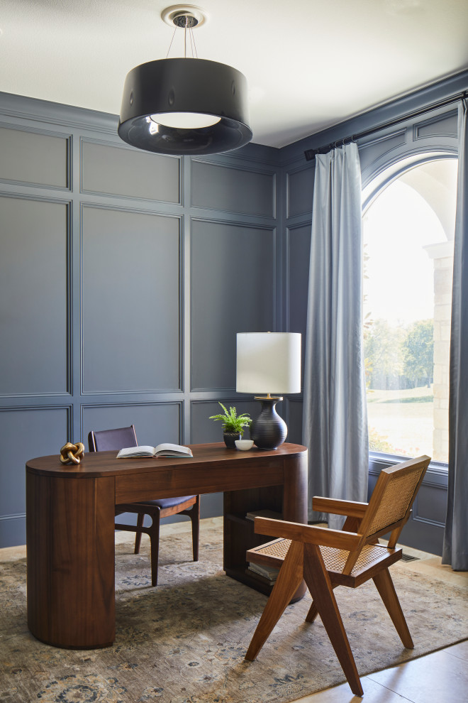 Kleines Klassisches Arbeitszimmer mit Arbeitsplatz, grauer Wandfarbe, Travertin, beigem Boden, freistehendem Schreibtisch und Wandpaneelen in Sonstige