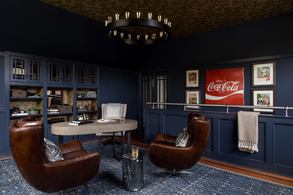 Mittelgroßes Eklektisches Arbeitszimmer ohne Kamin mit Arbeitsplatz, blauer Wandfarbe, dunklem Holzboden, freistehendem Schreibtisch und braunem Boden in New York