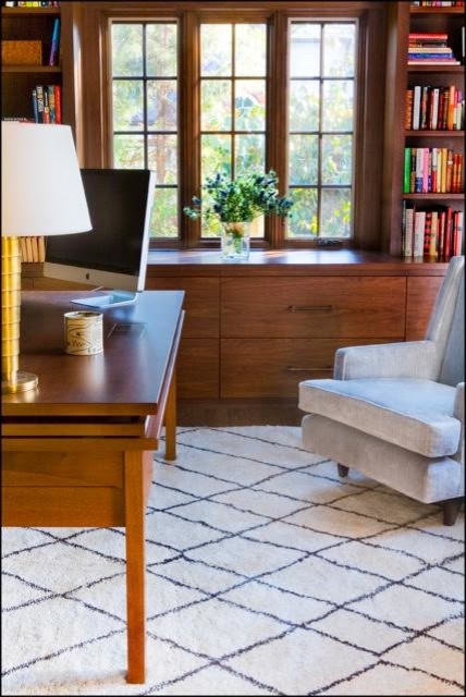 ニューヨークにあるラグジュアリーな広いトラディショナルスタイルのおしゃれな書斎 (茶色い壁、濃色無垢フローリング、暖炉なし、自立型机) の写真