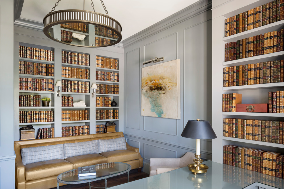 Esempio di uno studio classico con libreria, pareti grigie e pavimento marrone