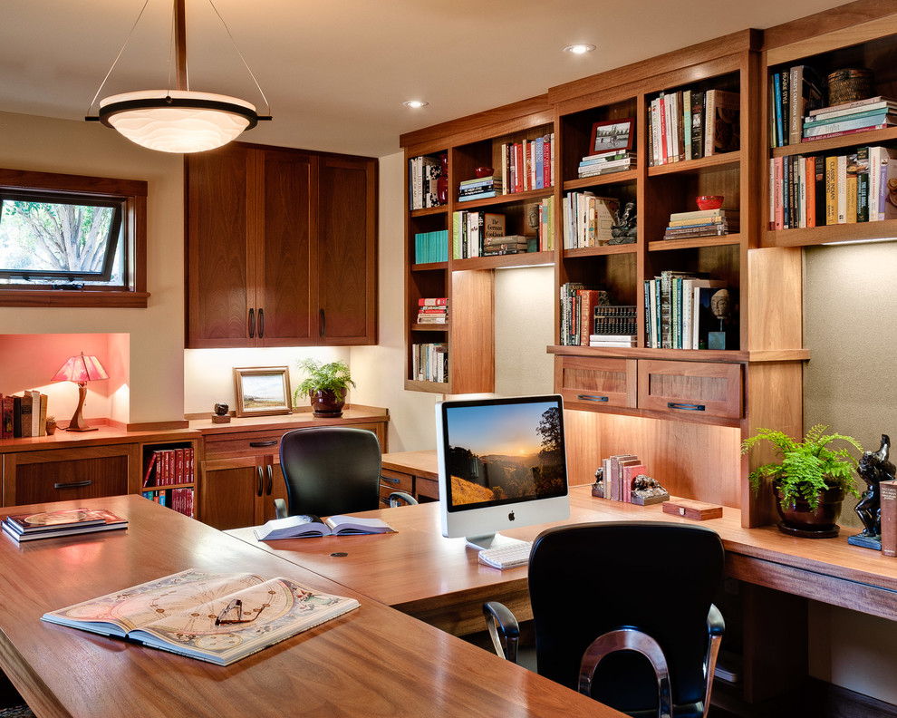Пример оригинального дизайна: кабинет в классическом стиле с бежевыми стенами и встроенным рабочим столом