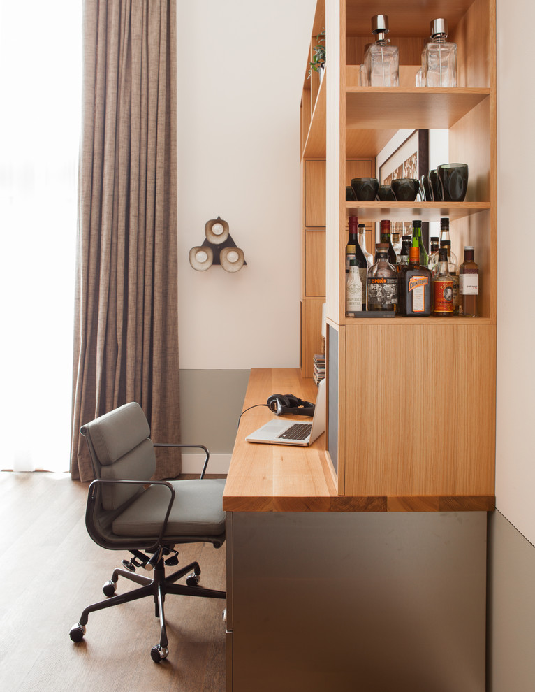 Foto de despacho contemporáneo pequeño con suelo de madera oscura