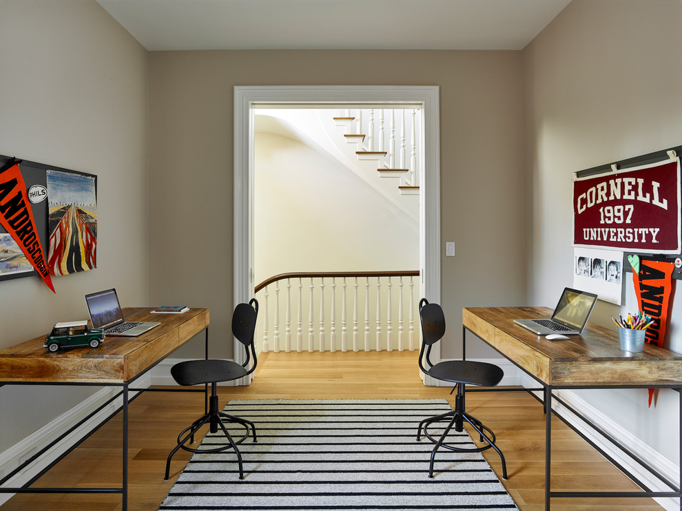 Immagine di uno studio classico con pareti beige, pavimento in legno massello medio, scrivania autoportante e pavimento marrone