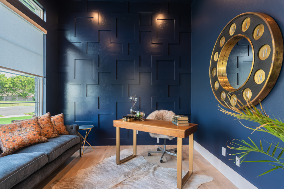 На фото: большой кабинет в стиле модернизм с синими стенами, светлым паркетным полом, отдельно стоящим рабочим столом и панелями на части стены