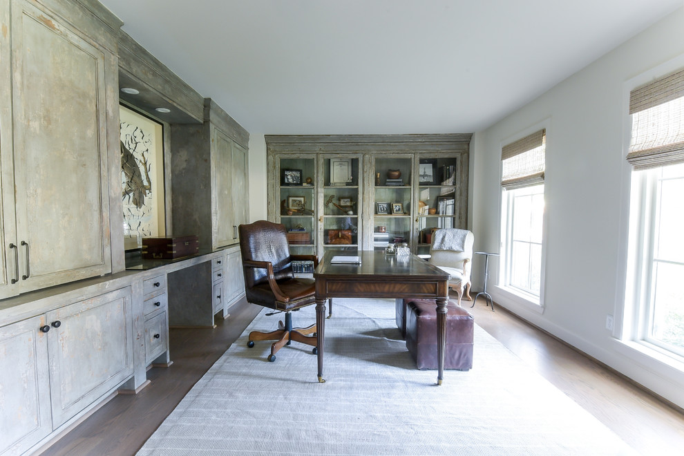 Foto de despacho tradicional con suelo de madera en tonos medios, paredes blancas, escritorio independiente y suelo marrón