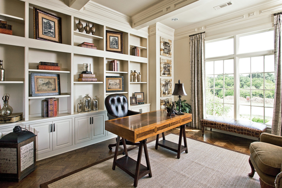 Diseño de despacho tradicional con paredes blancas, suelo de madera oscura, escritorio independiente y suelo marrón