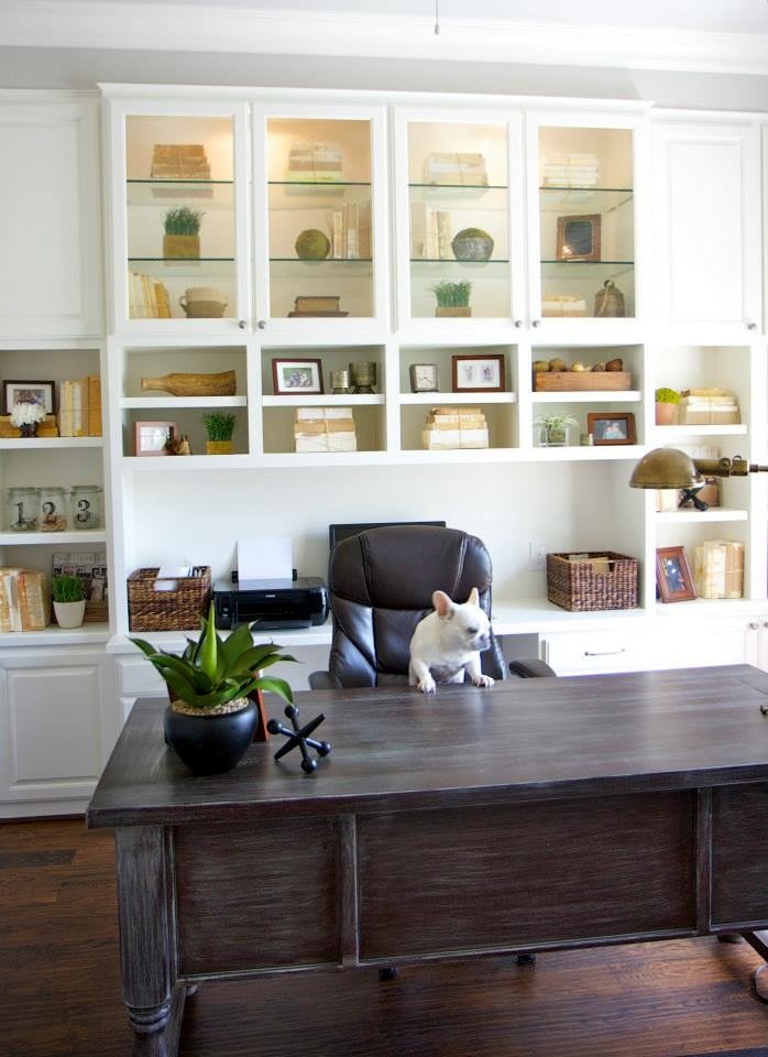 Imagen de despacho clásico renovado grande sin chimenea con paredes grises, suelo de madera oscura, escritorio independiente y suelo marrón