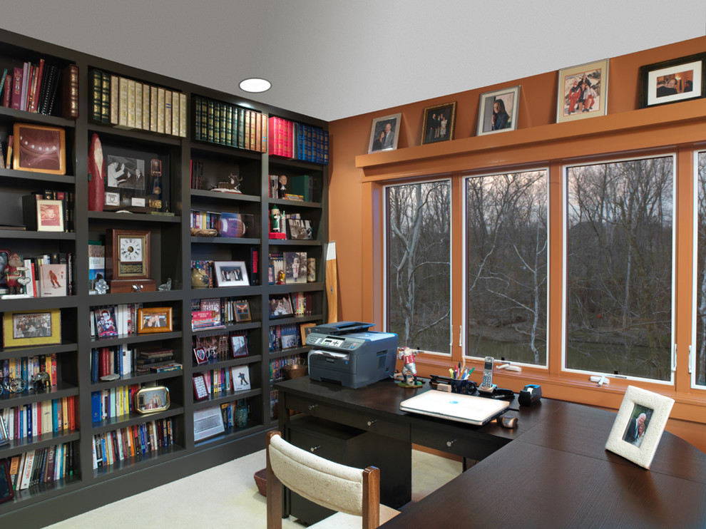 Cette image montre un bureau traditionnel avec un mur marron et moquette.