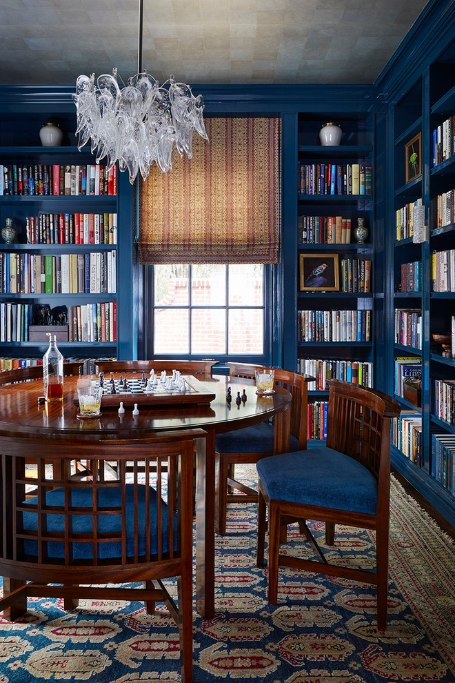 Großes Klassisches Arbeitszimmer mit Arbeitsplatz, blauer Wandfarbe, dunklem Holzboden und freistehendem Schreibtisch in Jacksonville