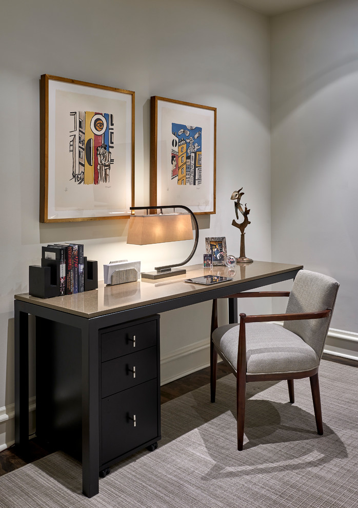 Ejemplo de despacho blanco actual de tamaño medio sin chimenea con paredes grises, suelo de madera oscura, escritorio independiente, suelo marrón y bandeja