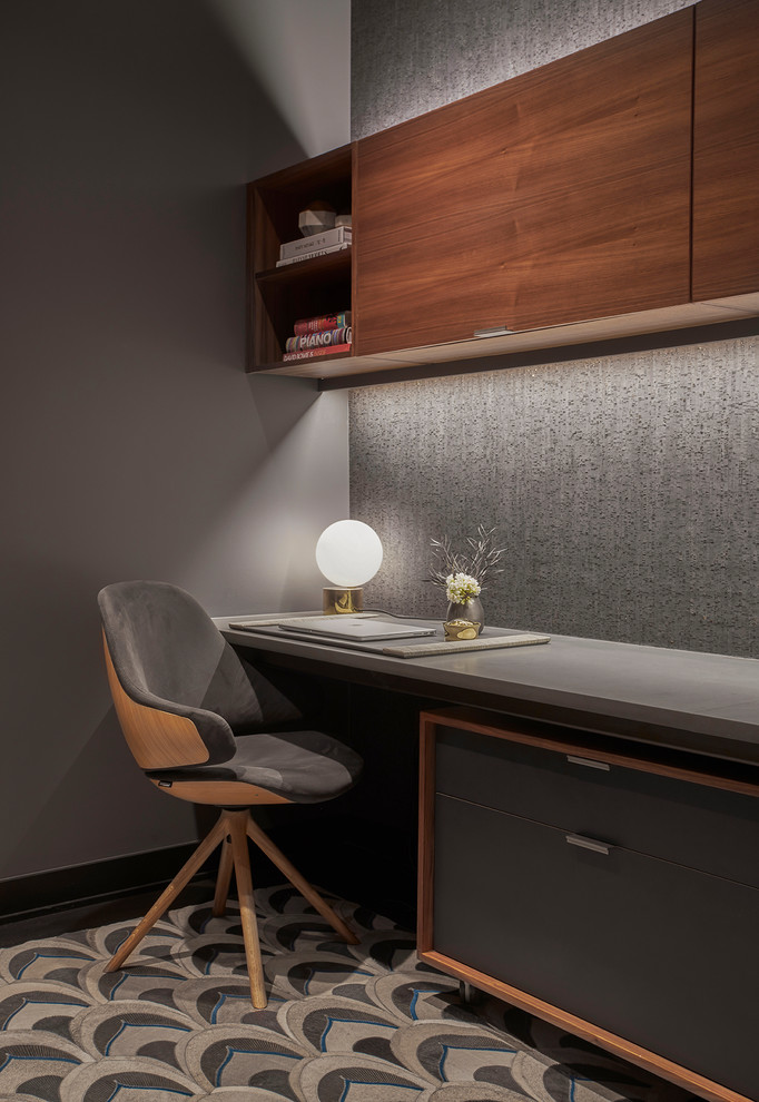 Стильный дизайн: кабинет в современном стиле с встроенным рабочим столом - последний тренд