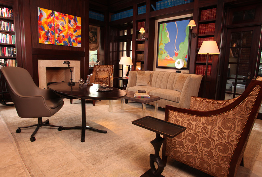 ヒューストンにある中くらいなトランジショナルスタイルのおしゃれな書斎 (ライムストーンの床、標準型暖炉、石材の暖炉まわり、自立型机) の写真