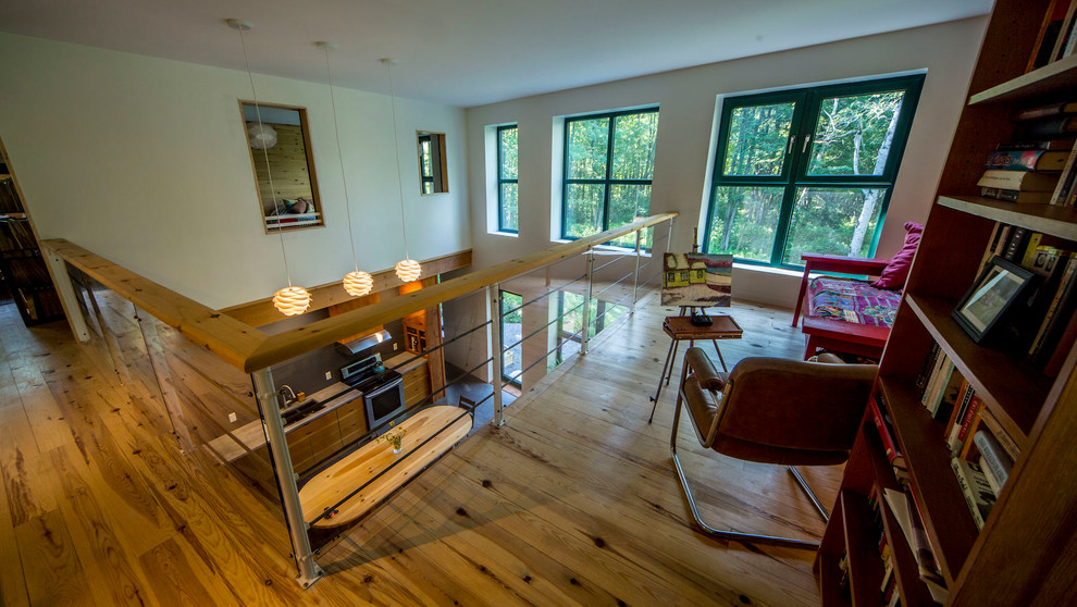 Idee per una grande stanza da lavoro stile rurale con pareti beige, pavimento in legno massello medio, scrivania autoportante e pavimento beige
