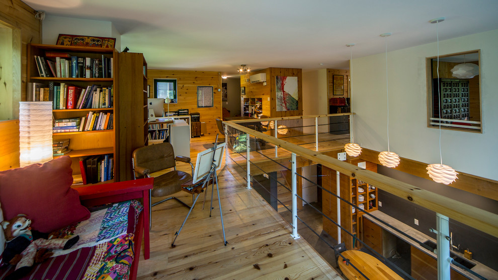 Foto di un grande atelier rustico con pareti beige, pavimento in legno massello medio, scrivania autoportante e pavimento beige