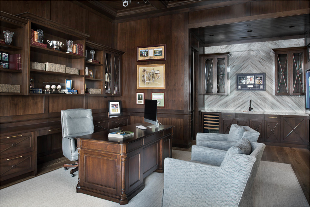 Idéer för ett stort klassiskt arbetsrum, med bruna väggar, mellanmörkt trägolv, ett fristående skrivbord och brunt golv