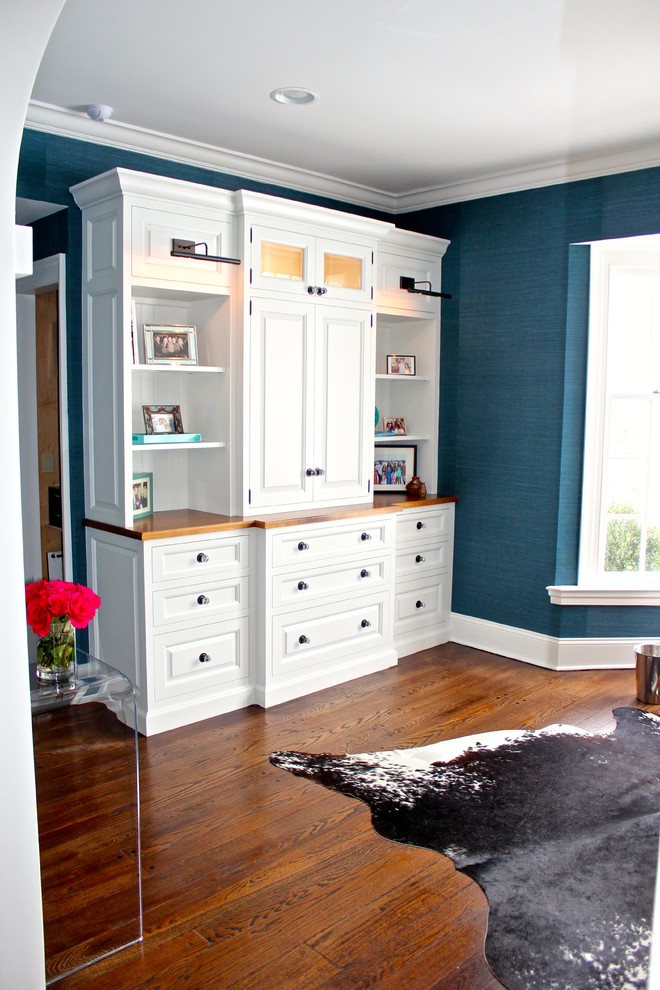 Inspiration för ett mellanstort funkis arbetsrum, med blå väggar, mörkt trägolv och ett fristående skrivbord