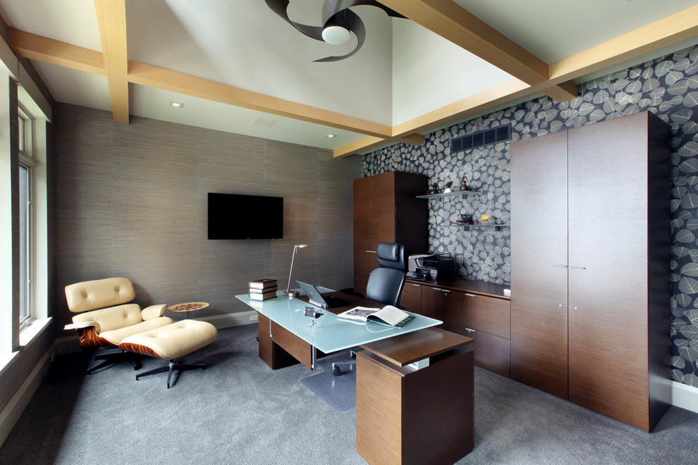 Mittelgroßes Modernes Arbeitszimmer mit Arbeitsplatz, bunten Wänden, Teppichboden und freistehendem Schreibtisch in Grand Rapids