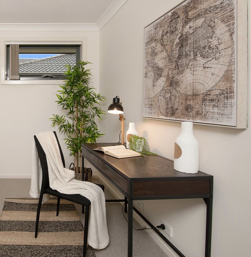 シドニーにある小さなインダストリアルスタイルのおしゃれな書斎 (ベージュの壁、カーペット敷き、自立型机、ベージュの床) の写真