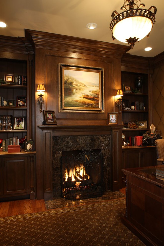 Exemple d'un grand bureau craftsman avec un sol en bois brun, une cheminée standard, un bureau indépendant, un mur marron et un manteau de cheminée en pierre.