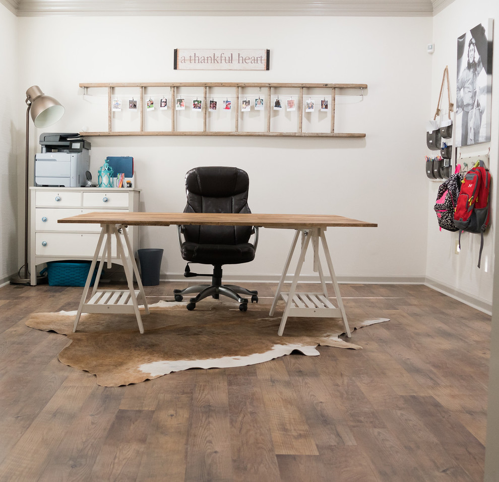 Esempio di un ufficio country con pareti bianche, parquet scuro, scrivania autoportante e pavimento marrone