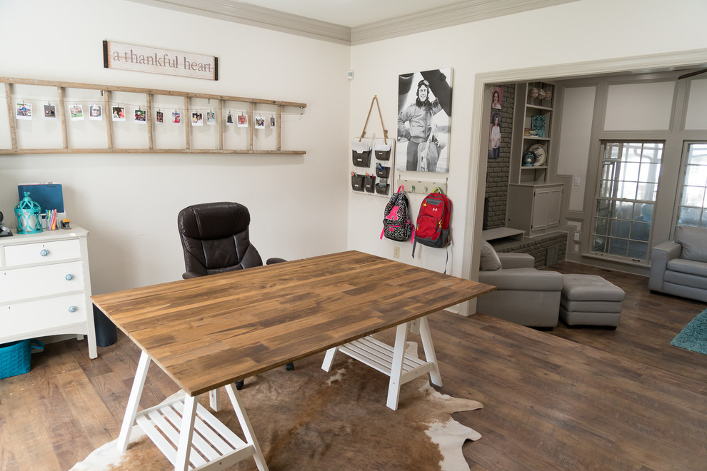 Klassisches Arbeitszimmer mit Arbeitsplatz, weißer Wandfarbe, Vinylboden, freistehendem Schreibtisch und braunem Boden in Sonstige