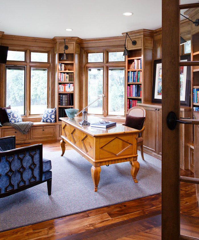 Inspiration för stora klassiska arbetsrum, med mellanmörkt trägolv, ett fristående skrivbord och brunt golv