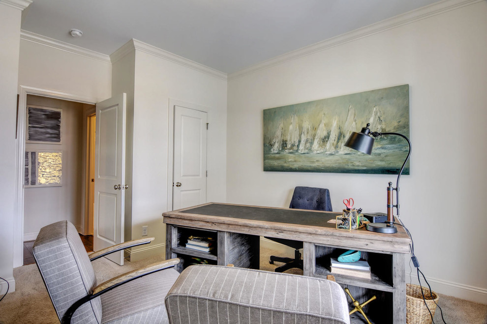 Imagen de despacho vintage de tamaño medio sin chimenea con paredes blancas, moqueta, escritorio independiente y suelo beige